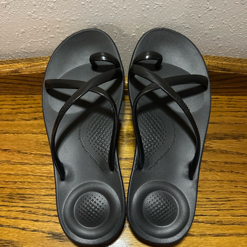 Sleek Black Sandals with Crisscross Straps and Contoured Sole
